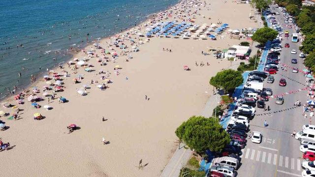 Sahil şeridi doldu taştı! Beldeye girişler kapatıldı