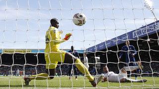 Chelsea, Leeds United deplasmanında darmadağın oldu! Edouard Mendy'den inanılmaz bir hata...