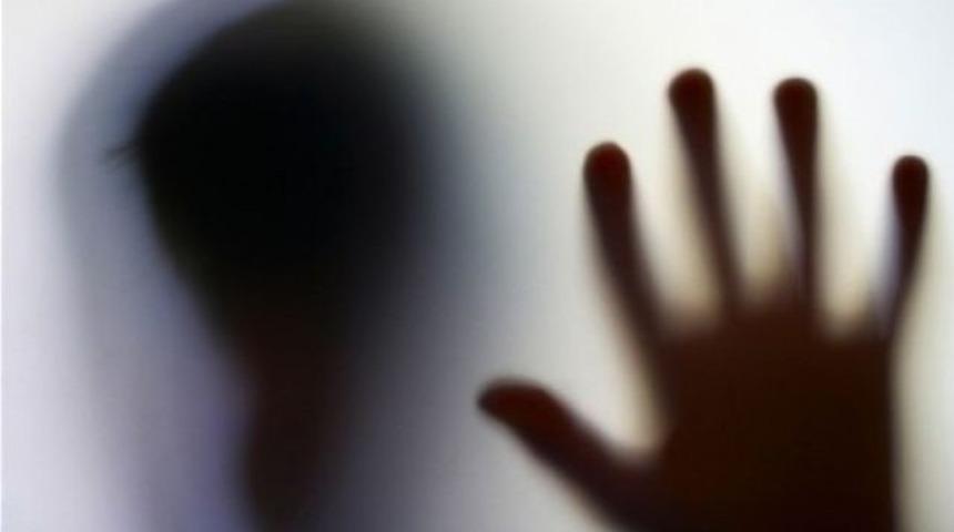 7 yaşındaki &ccedil;ocuk altına ka&ccedil;ırmaya başlayınca taciz ortaya &ccedil;ıktı