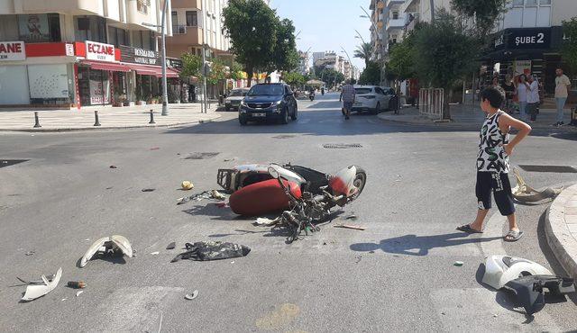 Antalya'da motosikletle otomobilin karıştığı kazada baba ve oğlu yaralandı