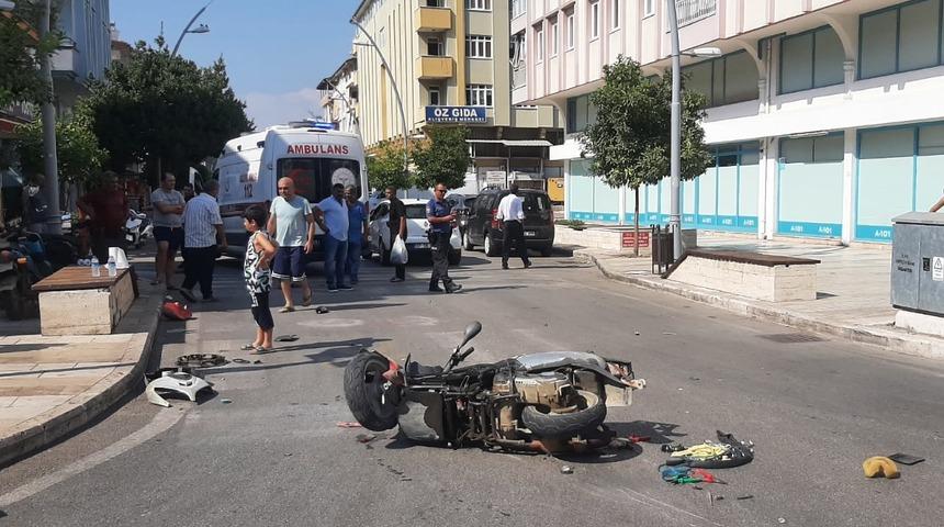 Antalya'da motosikletle otomobilin karıştığı kazada baba ve oğlu yaralandı