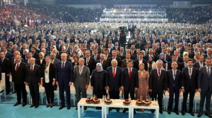 Cumhurbaşkanı Tayyip Erdoğan'ın mesajı okunduğu sırada salon ayağa kalktı
