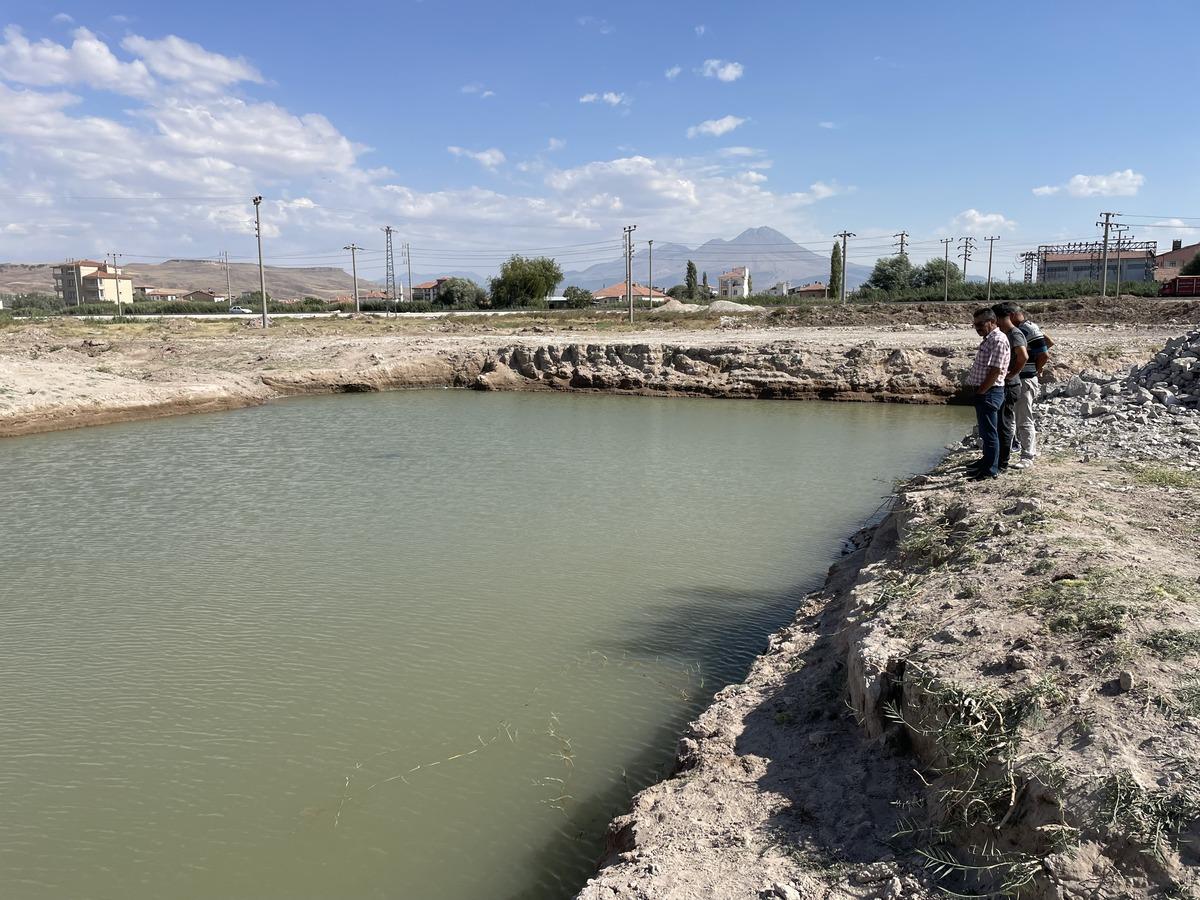 Aksaray'da inşaat temelinde biriken suya giren &ccedil;ocuğu dalgı&ccedil;lar kurtardı