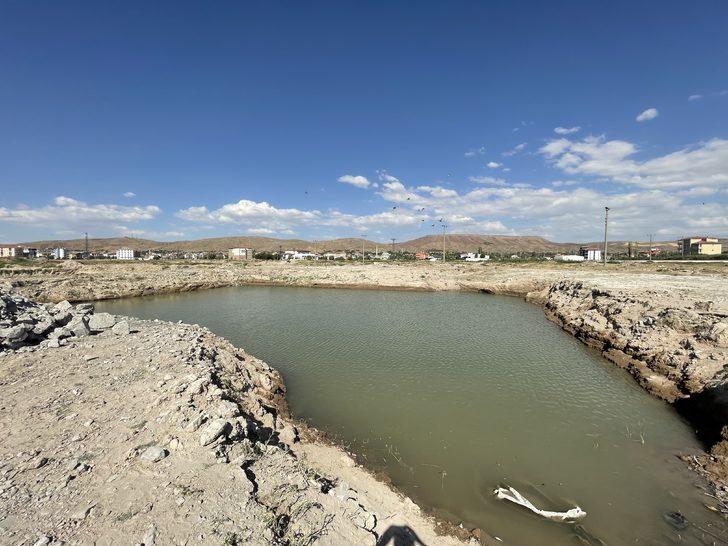 Aksaray'da inşaat temelinde biriken suya giren çocuğu dalgıçlar kurtardı G4