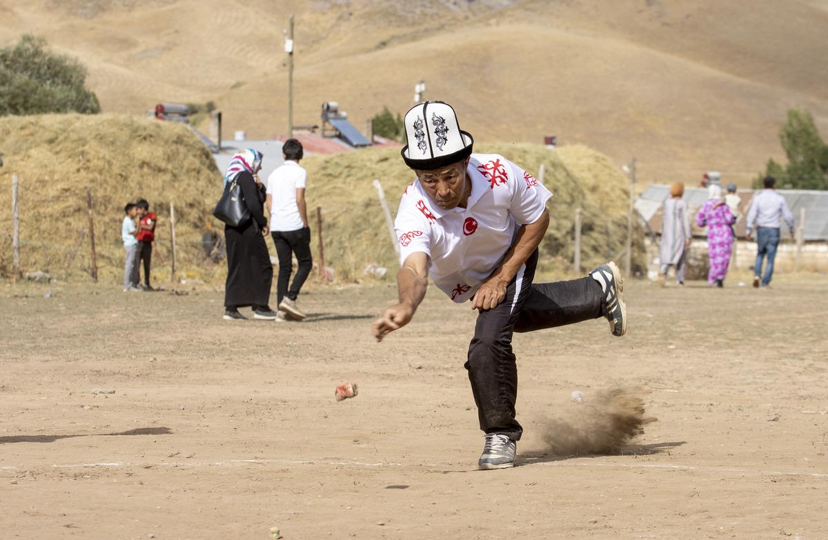 Van'da yaşayan Kırgız T&uuml;rkleri "40. Yıl K&uuml;lt&uuml;r Şenliği" d&uuml;zenledi