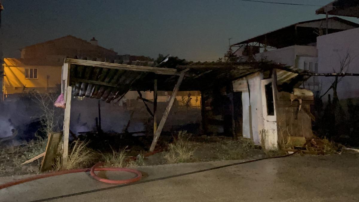 Bursa'da evlerin arasındaki barakada &ccedil;ıkan yangın s&ouml;nd&uuml;r&uuml;ld&uuml;