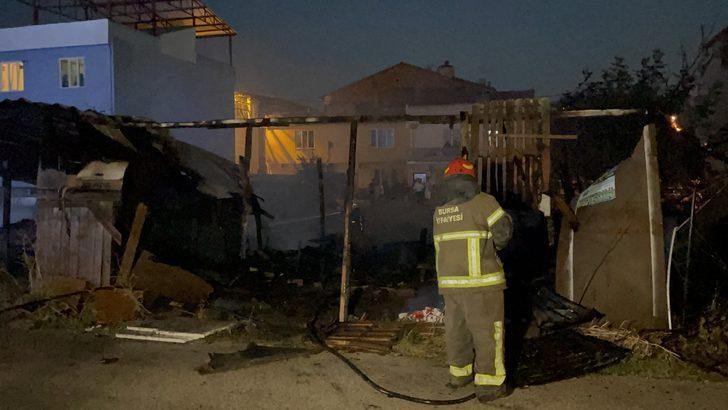 Bursa'da evlerin arasındaki barakada çıkan yangın söndürüldü G3