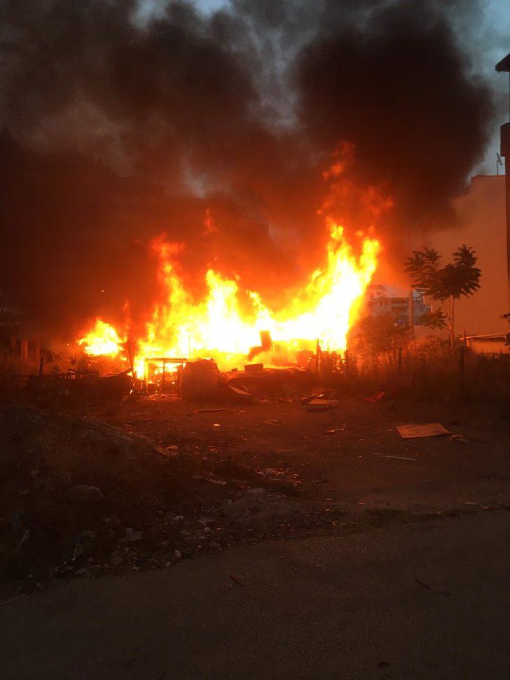 Bursa'da evlerin arasındaki barakada çıkan yangın söndürüldü G4