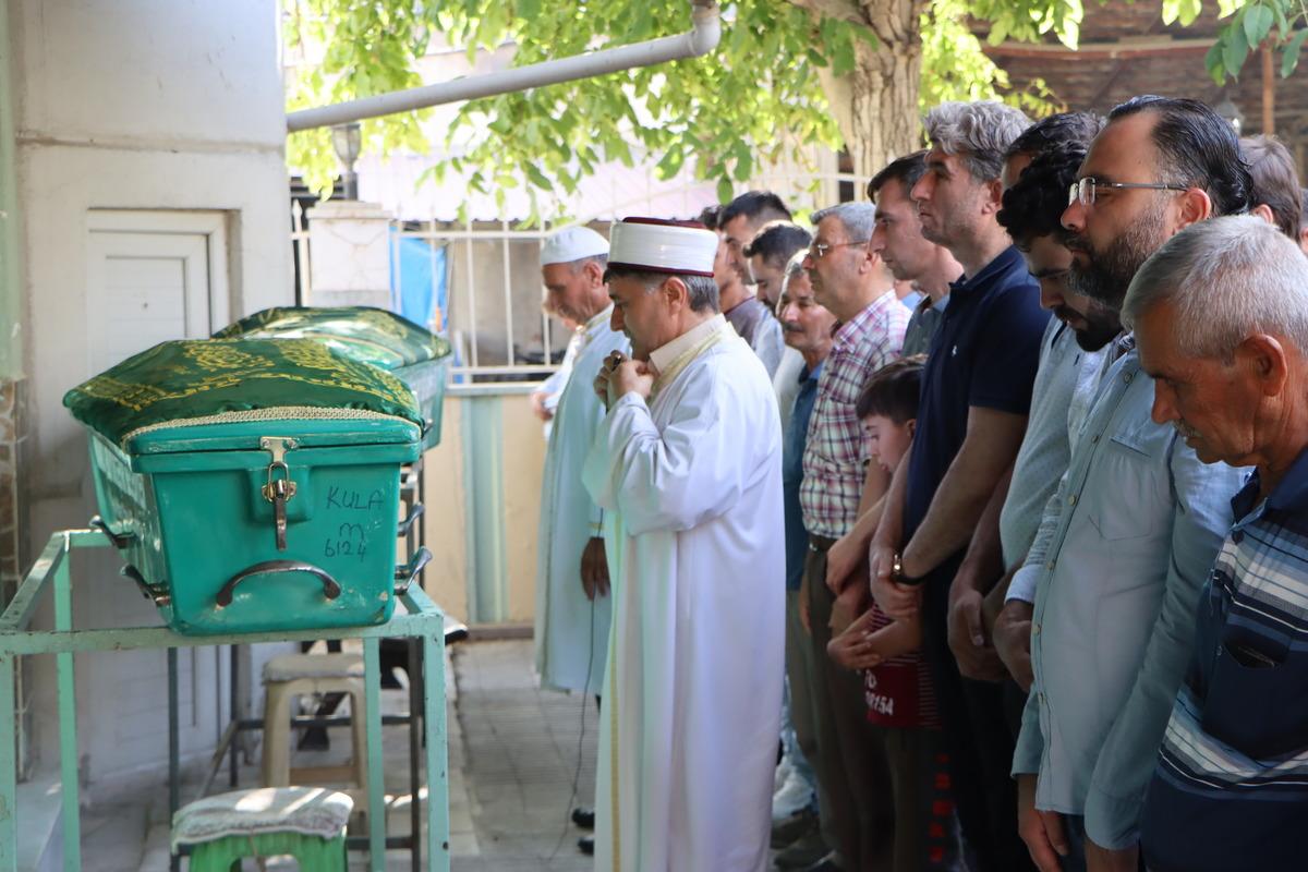 Manisa'da trafik kazasında &ouml;len anne ve oğlunun cenazeleri defnedildi
