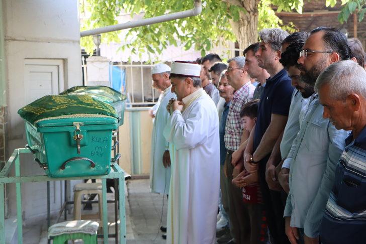 Manisa'da trafik kazasında ölen anne ve oğlunun cenazeleri defnedildi G1