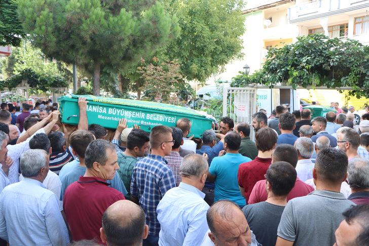 Manisa'da trafik kazasında ölen anne ve oğlunun cenazeleri defnedildi G2