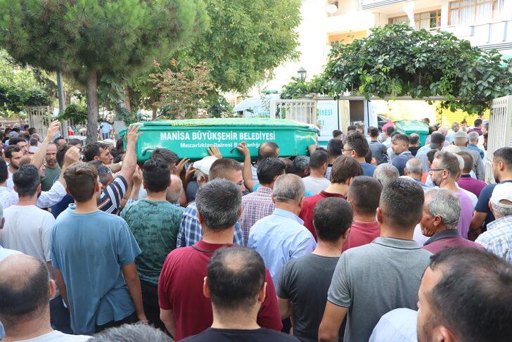 Manisa'da trafik kazasında ölen anne ve oğlunun cenazeleri defnedildi G3