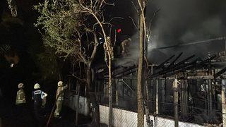 Sancaktepe'de yangın sonucu gecekondu kullanılamaz hale geldi