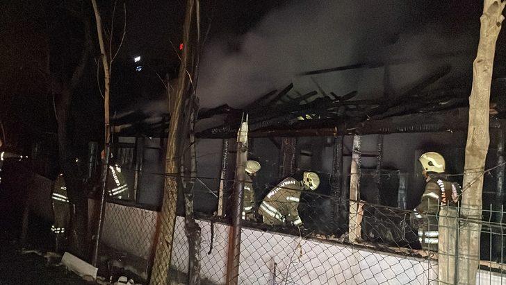 Sancaktepe'de yangın sonucu gecekondu kullanılamaz hale geldi G2