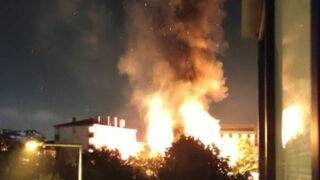 Sancaktepe'de korku dolu anlar! Uzun yol otobüs şoförlerinin dinlendiği gecekondu alev alev yandı