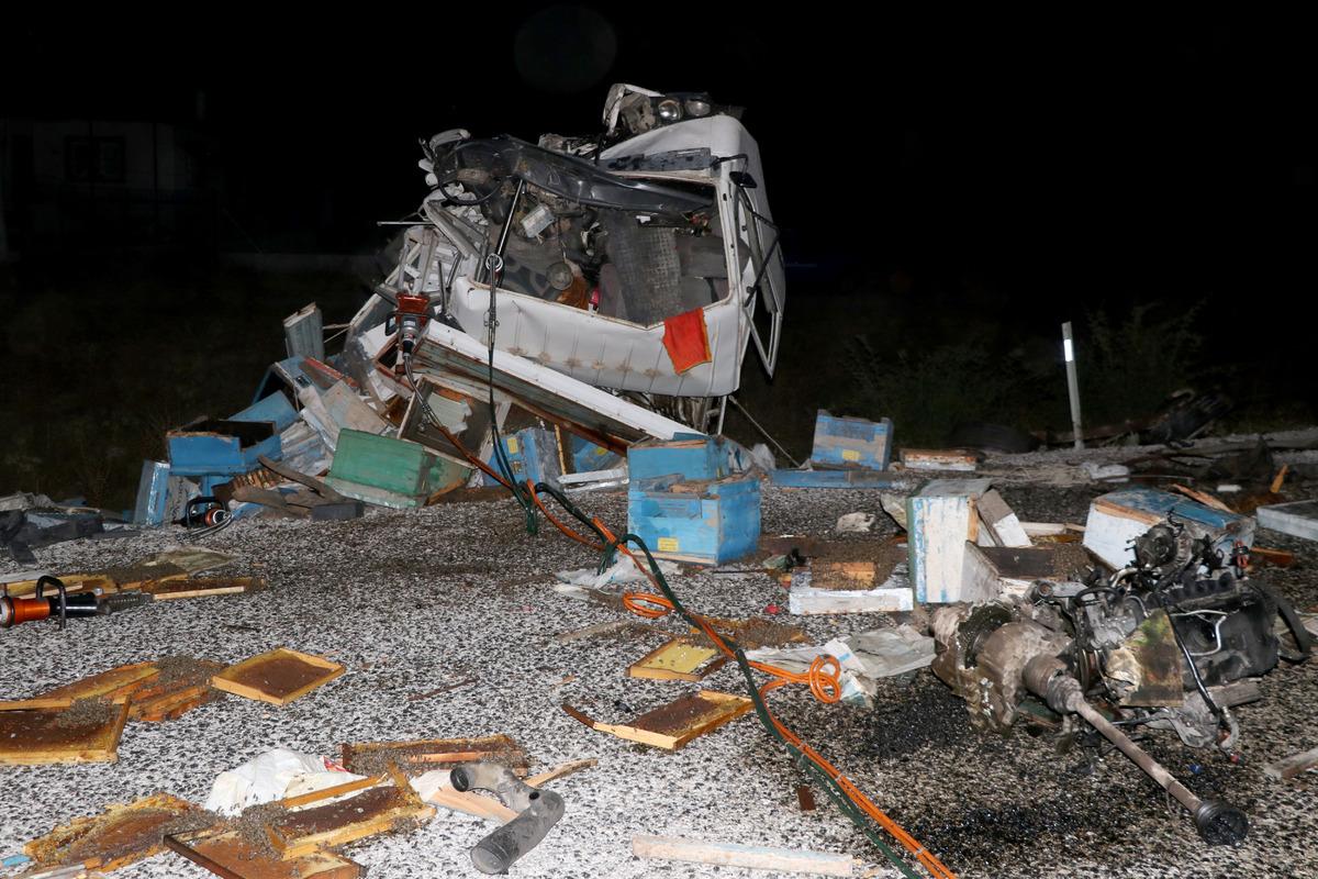 Muğla'da kamyonla otomobilin &ccedil;arpışması sonucu 4 kişi &ouml;ld&uuml;, 3 kişi yaralandı