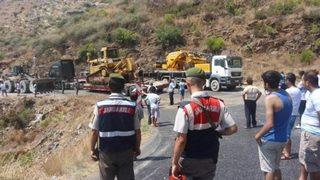 Otomobil TIR'a çarptı, 17 kilometre araç kuyruğu oluştu