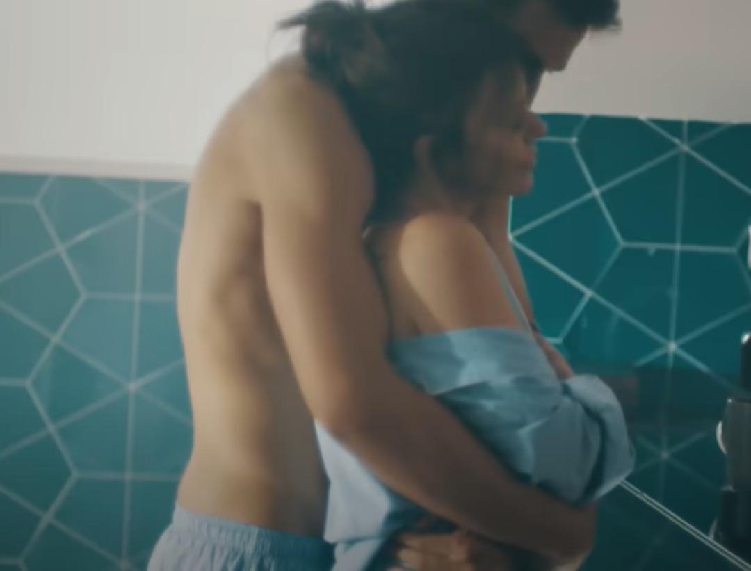 Simge'nin seksi klibi engellenmeye &ccedil;alışıldı! 100 erkek arasından se&ccedil;mişti 