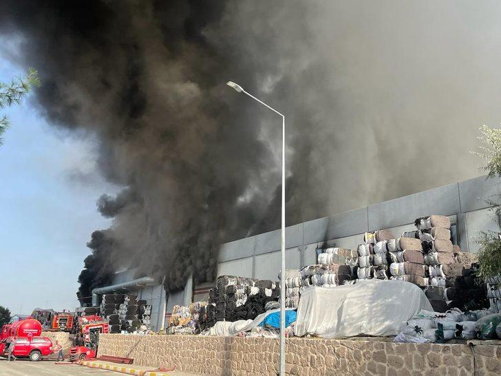 GÜNCELLEME - Uşak'ta iplik fabrikasında çıkan yangına müdahale ediliyor G1