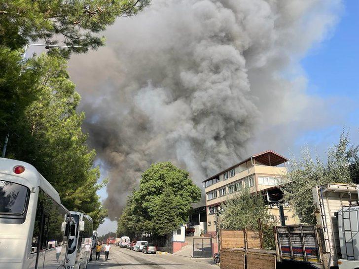 GÜNCELLEME - Uşak'ta iplik fabrikasında çıkan yangına müdahale ediliyor G2