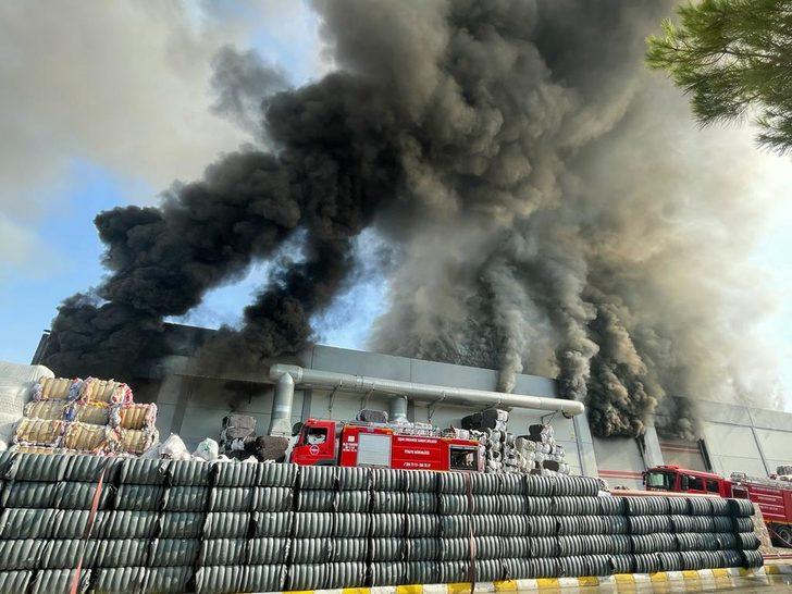 GÜNCELLEME - Uşak'ta iplik fabrikasında çıkan yangına müdahale ediliyor G3