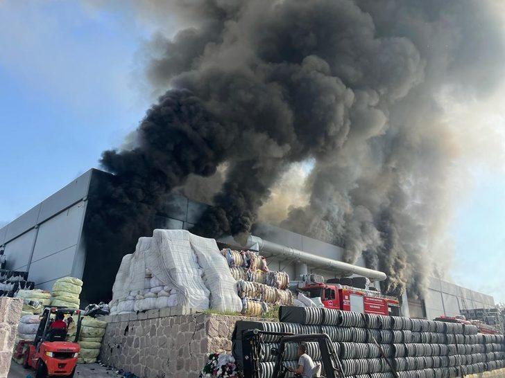 GÜNCELLEME - Uşak'ta iplik fabrikasında çıkan yangına müdahale ediliyor G4