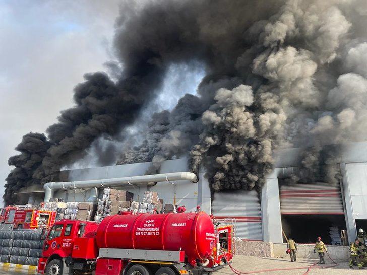 GÜNCELLEME - Uşak'ta iplik fabrikasında çıkan yangına müdahale ediliyor G5