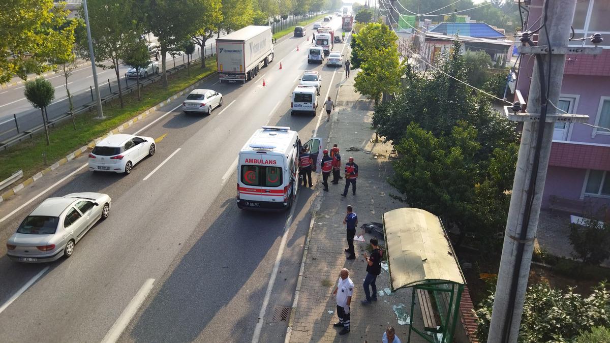 Sakarya'da otomobilin durağa &ccedil;arpması sonucu 1 kişi &ouml;ld&uuml;, 3 kişi yaralandı