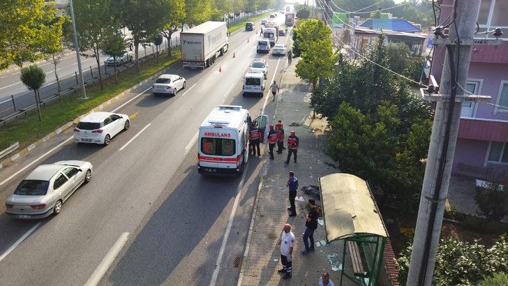 Sakarya'da otomobilin durağa çarpması sonucu 1 kişi öldü, 3 kişi yaralandı G1