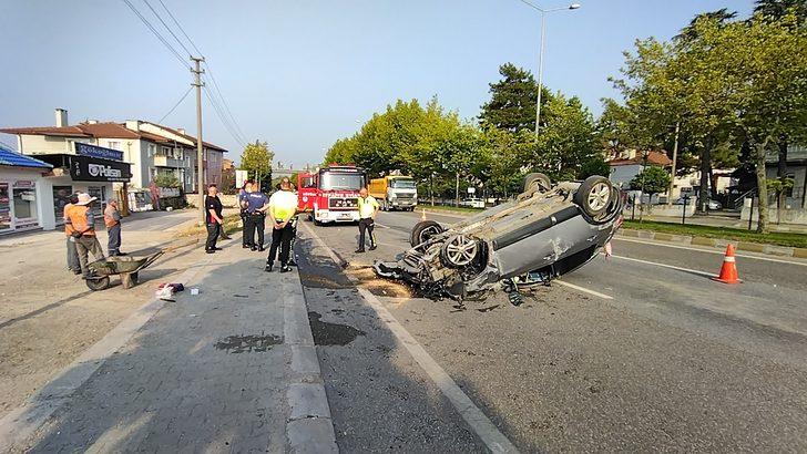 Sakarya'da otomobilin durağa çarpması sonucu 1 kişi öldü, 3 kişi yaralandı G2