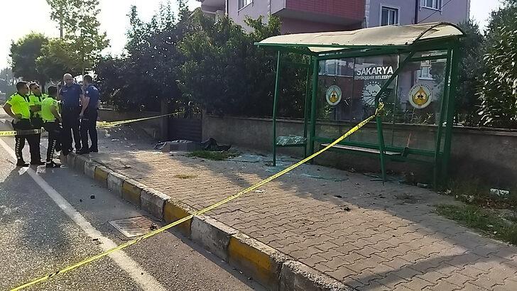 Sakarya'da otomobilin durağa çarpması sonucu 1 kişi öldü, 3 kişi yaralandı G3