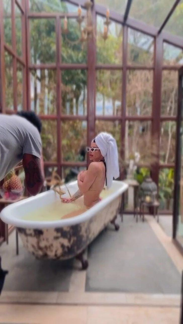 Suzy Cortez geçtiğimiz günlerde Shakira'nın ayrıldğı eşi Pique'yi ifşa etmişti! Küvette çıplak paylaşımıyla olay oldu G3