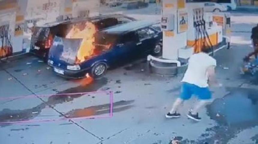 Akaryakıt istasyonunda yangın paniği kamerada! Otomobil bir anda alev aldı...