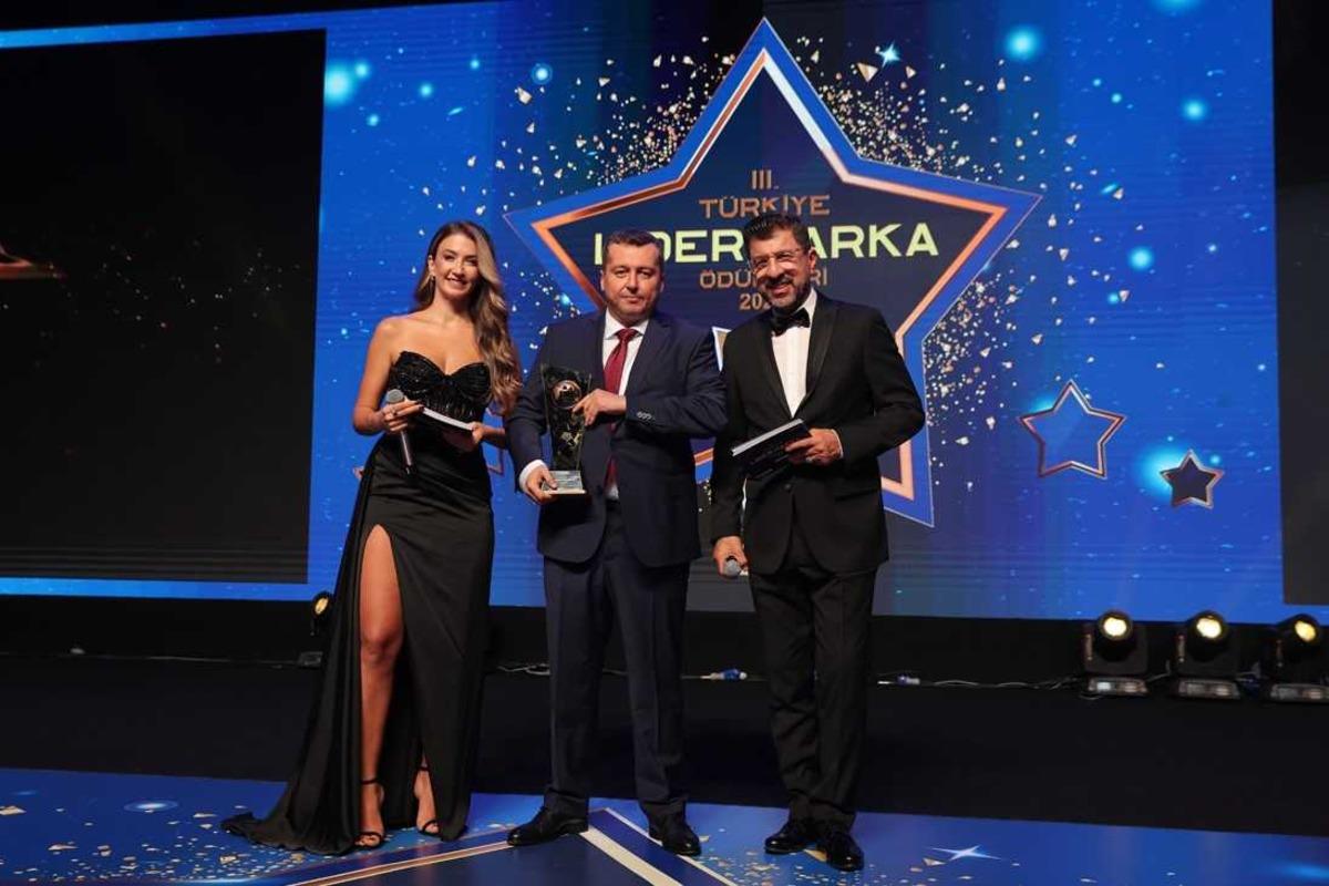 KAR&Ccedil;EL, "Yılın &Ccedil;elik Yapı &Ccedil;&ouml;z&uuml;mleri Markası" &ouml;d&uuml;l&uuml;n&uuml; aldı