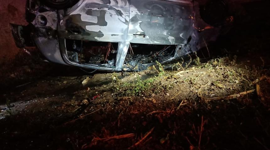 Burdur'da devrilen otomobil alev aldı, 1 kişi öldü, 1 kişi yaralandı