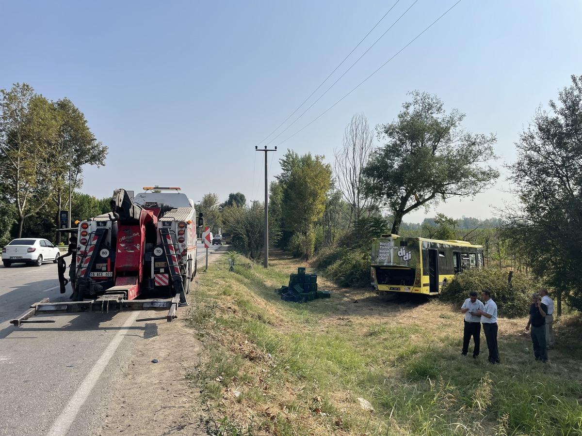 Bursa'da şarampole devrilen belediye otob&uuml;s&uuml;ndeki 21 kişi yaralandı