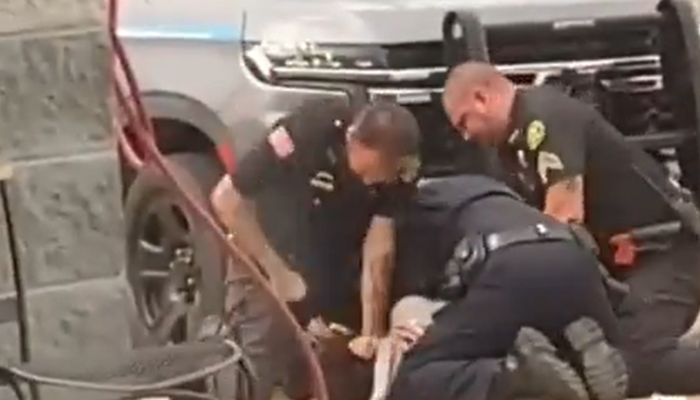 Amerika’da üç polis, sokak ortasında acımadan darp etti! Kafasını betona vurdular, defalarca tekmelediler