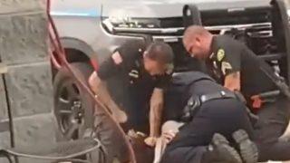 Amerika’da üç polis, sokak ortasında acımadan darp etti! Kafasını betona vurdular, defalarca tekmelediler