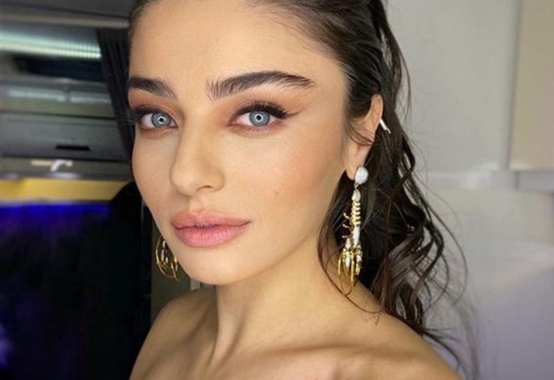 Doğal g&uuml;zel Ay&ccedil;a Ayşin Turan! Yorum yağdı