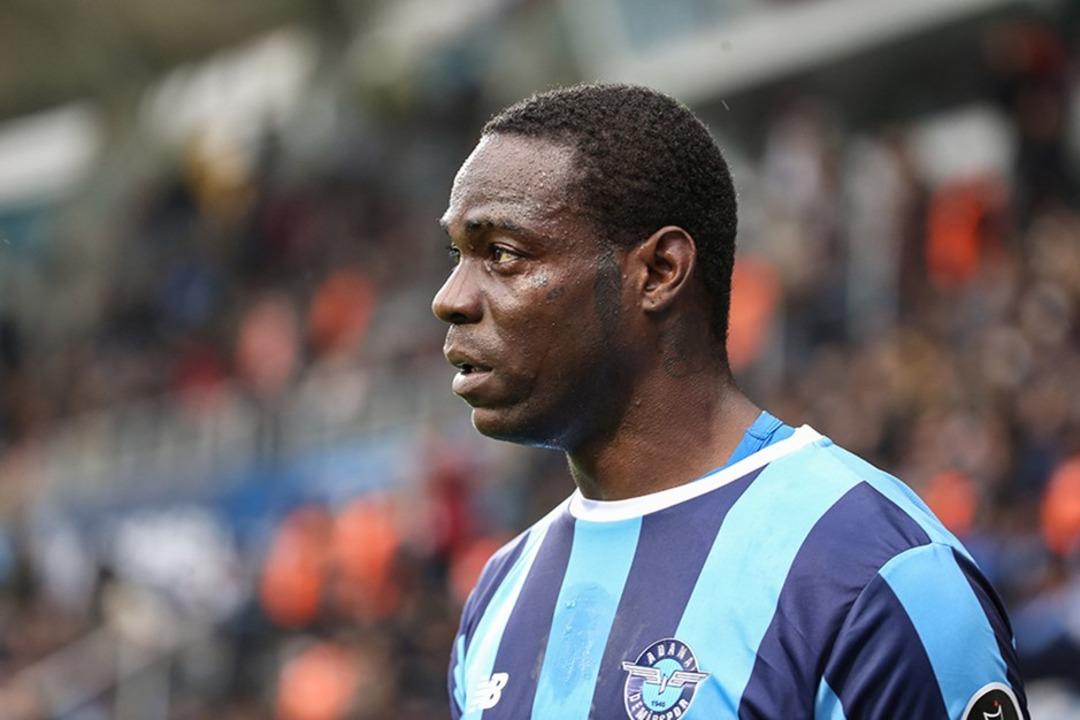 Galatasaray ve Fenerbah&ccedil;e'nin g&uuml;ndeminde olan Mario Balotelli i&ccedil;in d&uuml;ğ&uuml;m &ccedil;&ouml;z&uuml;ld&uuml;! İtalyan golc&uuml; sağlık kontrol&uuml;nden ge&ccedil;ecek...