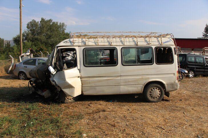 Amasya'da tarım işçilerini taşıyan minibüs ile otomobilin çarpıştığı kazada 20 kişi yaralandı G1