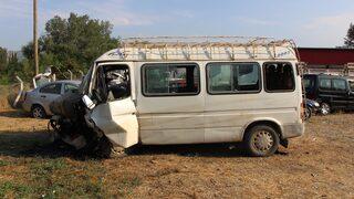Amasya'da tarım işçilerini taşıyan minibüs ile otomobilin çarpıştığı kazada 20 kişi yaralandı