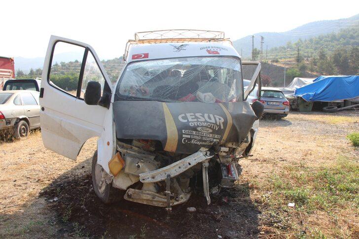 Amasya'da tarım işçilerini taşıyan minibüs ile otomobilin çarpıştığı kazada 20 kişi yaralandı G3