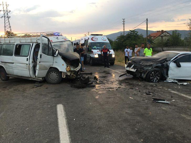 Amasya'da tarım işçilerini taşıyan minibüs ile otomobilin çarpıştığı kazada 20 kişi yaralandı G4