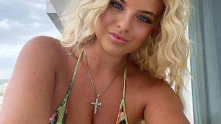 Sosyal medya fenomeni Apollonia Llewellyn sosyal medyada olay oldu! Metalik rengi bikinisiyle poz verdi