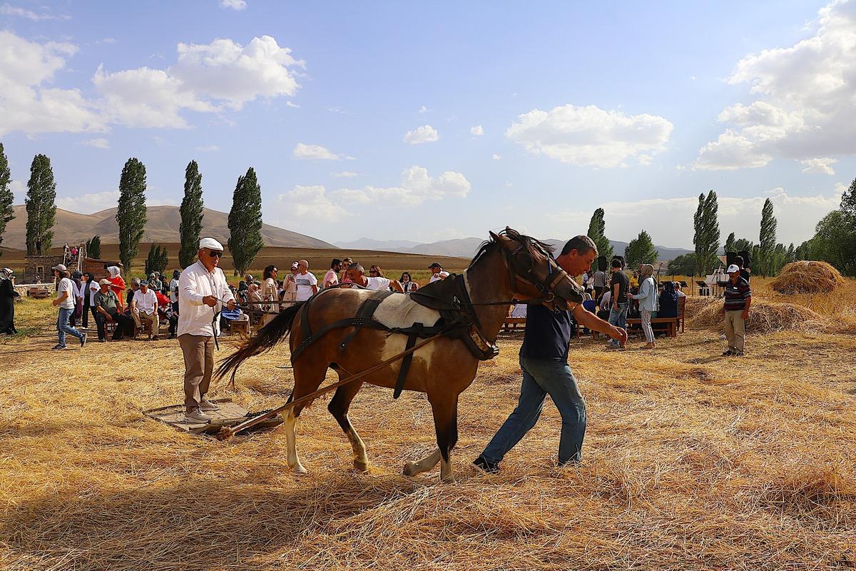 Bayburt'ta "Hasattan Harmana" konserleri yapıldı