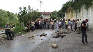 Beykoz'da yıkım gerginliği! Çatılara çıktılar, çöpleri ateşe verdiler...