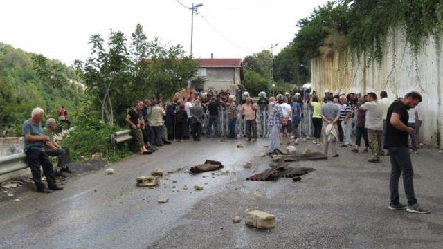 Beykoz'da yıkım gerginliği! Çatılara çıktılar, çöpleri ateşe verdiler...