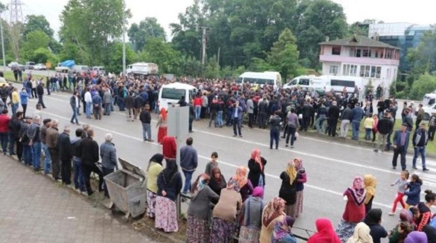 Ölümlü kazanın ardından yolu kapatıp, araçlara saldırdılar