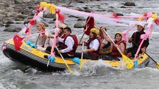 Rize'de 'rafting'li düğün